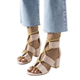 Sandalias beige en el puesto de Saliba