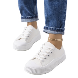Zapatillas beige en la plataforma de Zargan
