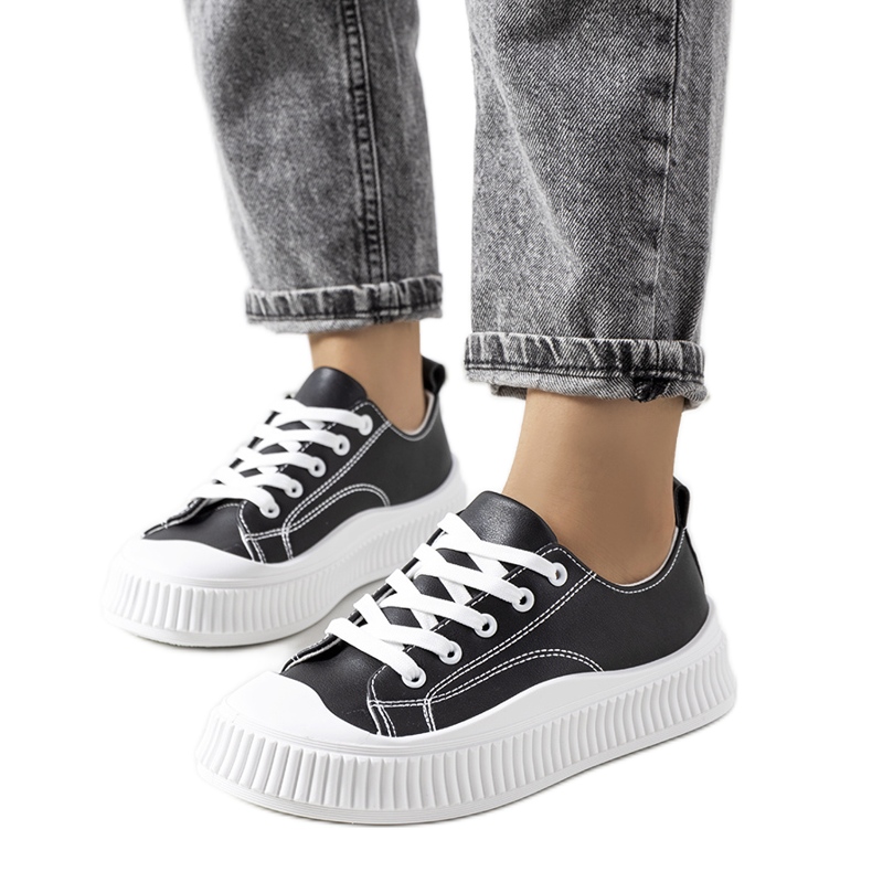 Zapatillas negras en la plataforma de Zargan negro