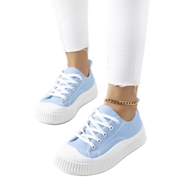 Zapatillas azules en la plataforma de Zargan
