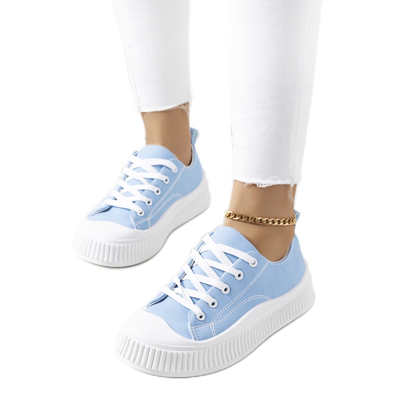 Zapatillas azules en la plataforma de Zargan