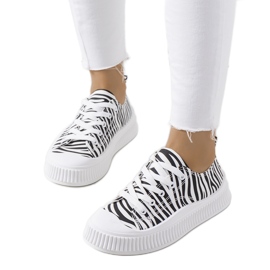 Zapatillas blancas y negras en la plataforma Chovka. blanco negro