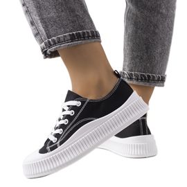 Zapatillas negras en la plataforma Chovka. negro