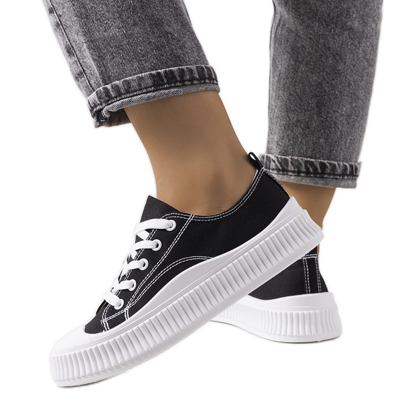 Zapatillas negras en la plataforma Chovka. negro