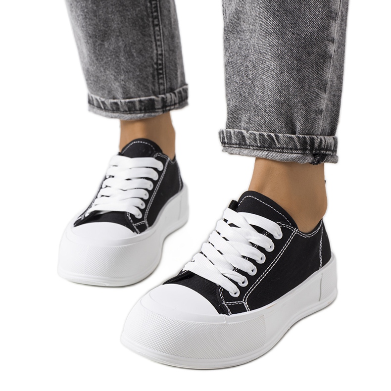 Zapatillas negras en la plataforma Louisal negro