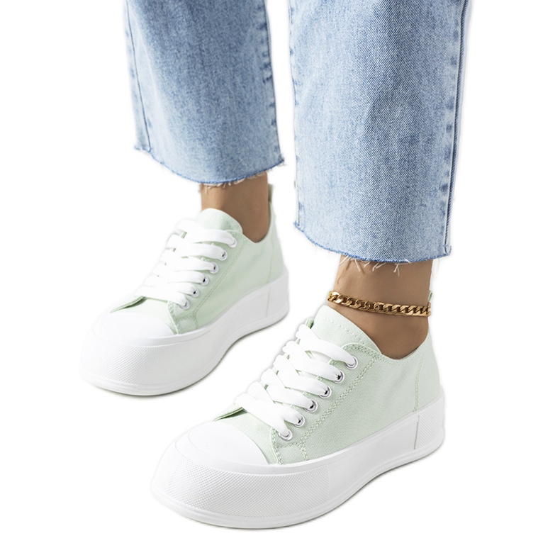 Zapatillas verdes en la plataforma Louisal
