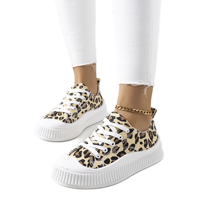 Zapatillas beige en la plataforma Chovka. marrón negro