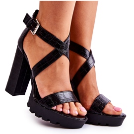 Sandalias de moda en un bar con un cinturón rammis negro serpiente