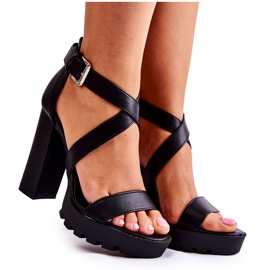Sandalias De Moda En Un Bar Negro Rammis Sandalias De Moda En Un Bar Negro Rammis