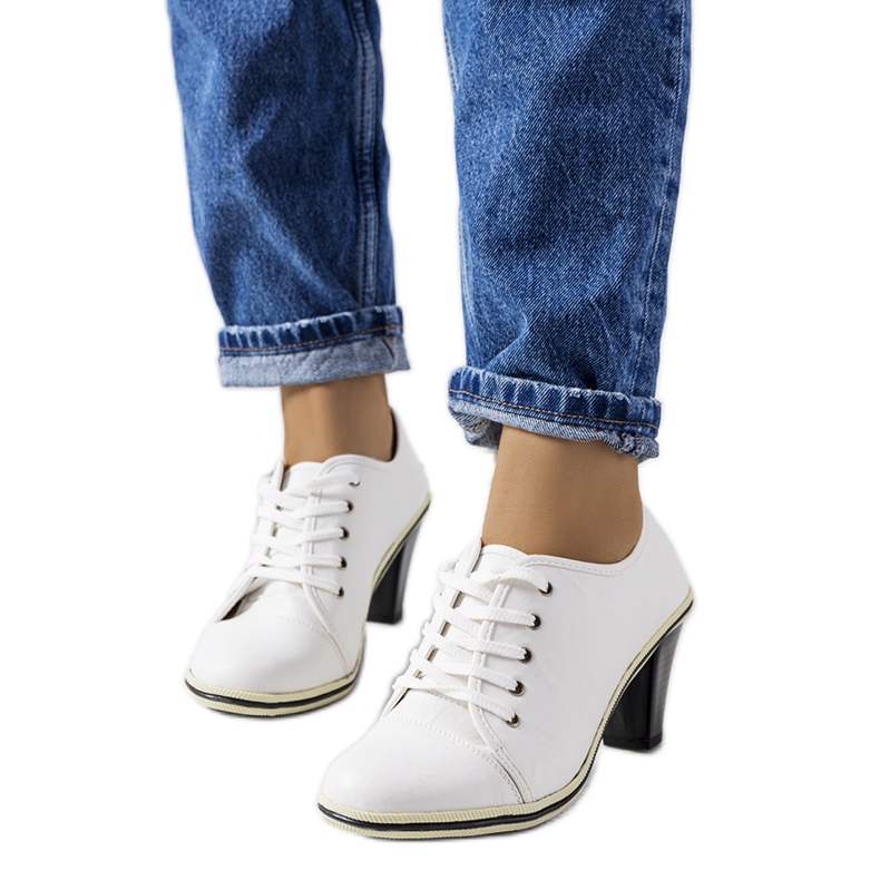 BM Zapatos blancos en el puesto de Filra