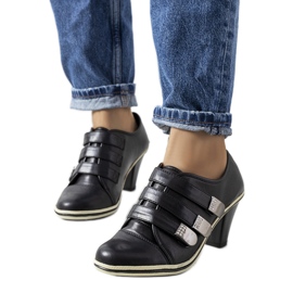 Zapatos brogue negros en el poste de Payla
