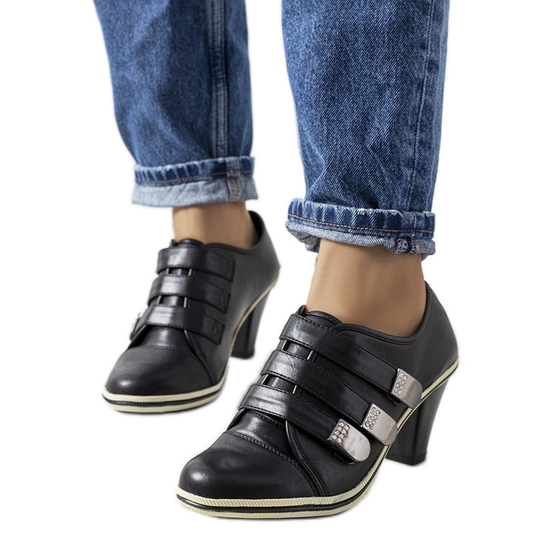 Zapatos brogue negros en el poste de Payla
