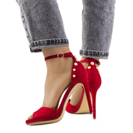 Sandalias rojas en un tacón alto Masih rojo