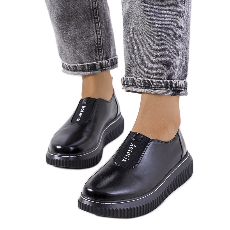 Zapatos brogue negros en la plataforma Siddons