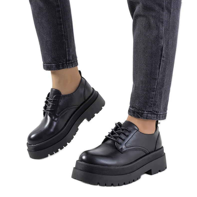 Zapatos negros en la plataforma Foxton