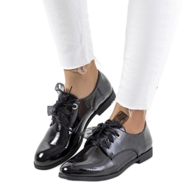 Zapatos lacados en negro de Swisher