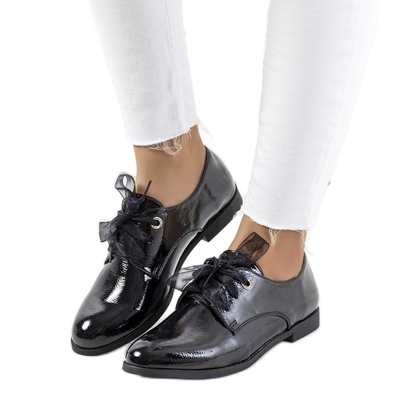 Zapatos lacados en negro de Swisher