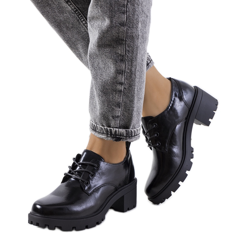 Zapatos de tacón negros de Vance. Zapatos de tacón negros de Vance.