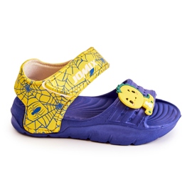 WJ1 Sandalias ligeras para niños con adornos de confianza en azul marino y amarillo.