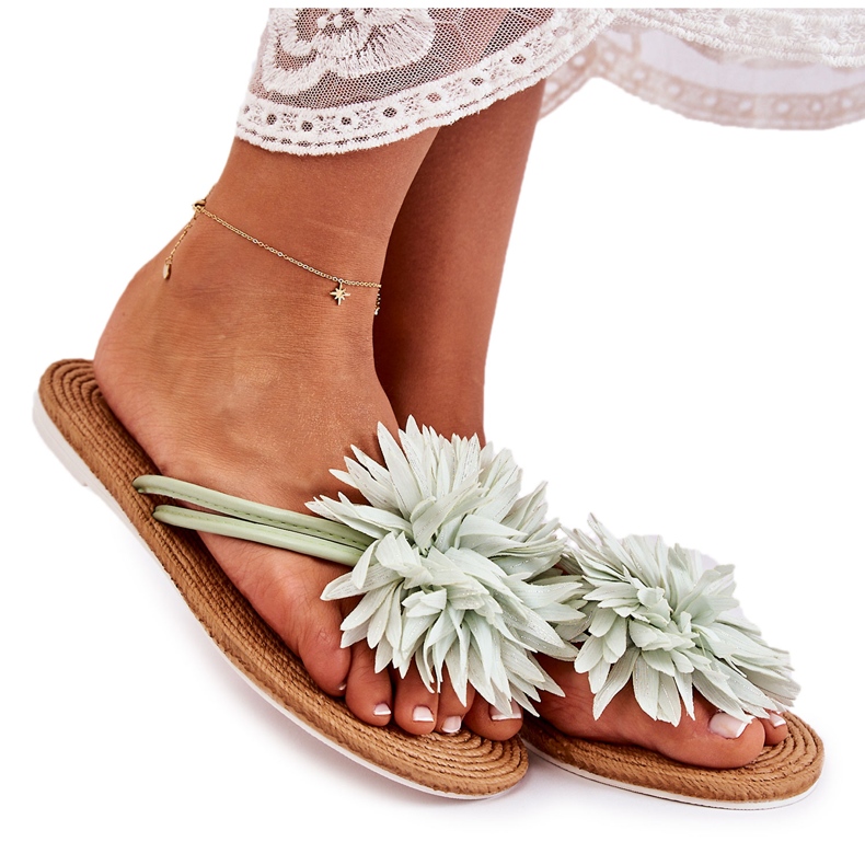 Chanclas de mujer con adorno de tela verde Eviana