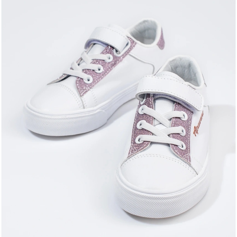 Zapatillas deportivas infantiles blancas con purpurina rosa. blanco