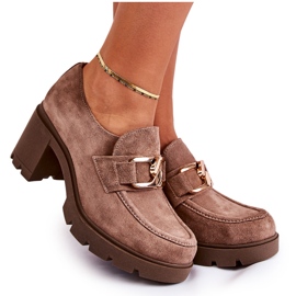 PL5 Zapatos elegantes Harmell beige oscuro en un pilar con un adorno dorado marrón