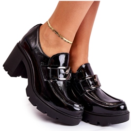 Zapatos elegantes en un pilar con un adorno plateado Black Harmell negro