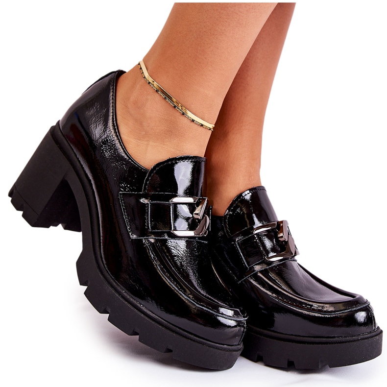 Zapatos elegantes en un pilar con un adorno plateado Black Harmell negro