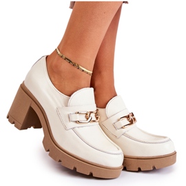 Zapatos de cuero en un pilar con una decoración dorada beige claro Mikeyla