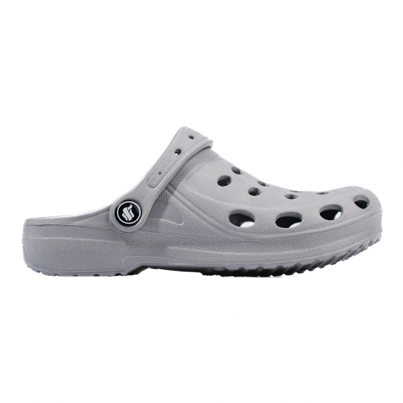 Chanclas gris claro para niño.