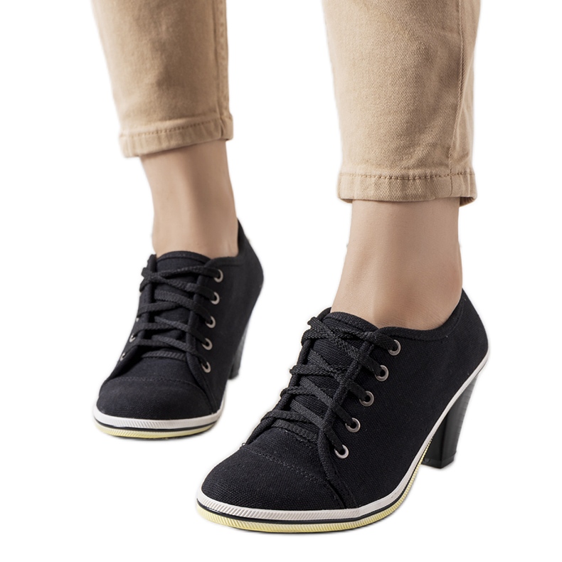 Zapatos brogue negros en el puesto de Belisle