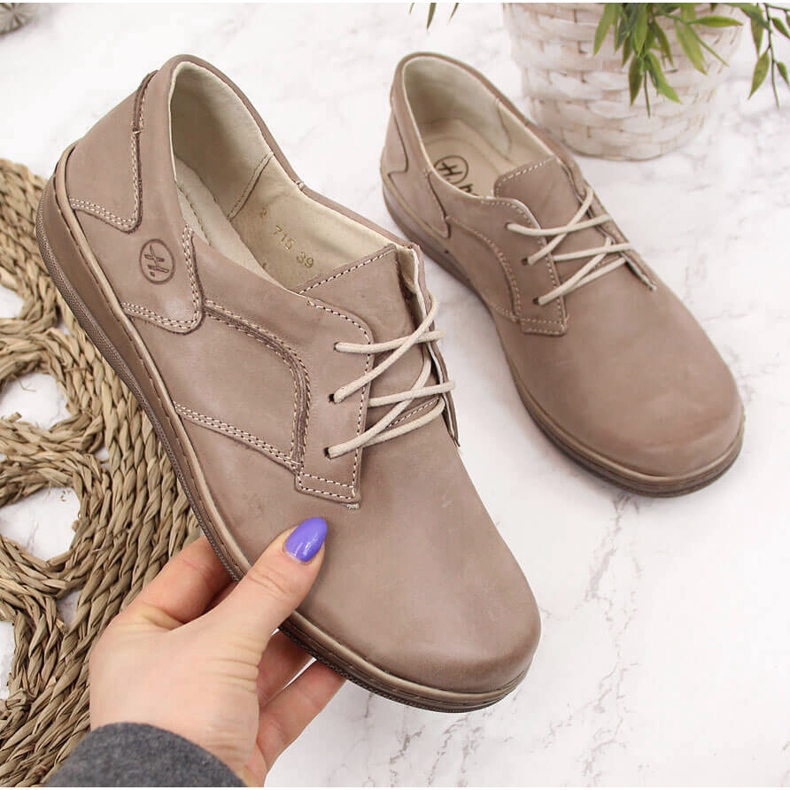 Cómodos zapatos de mujer de piel en color beige Helios 715 Cómodos zapatos de mujer de piel en color beige Helios 715
