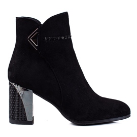 Botas negras clásicas en el puesto de Goodin negro