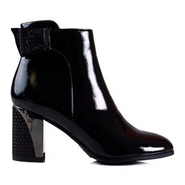 Botas Shelovet de mujer elegante en un poste negro decorativo