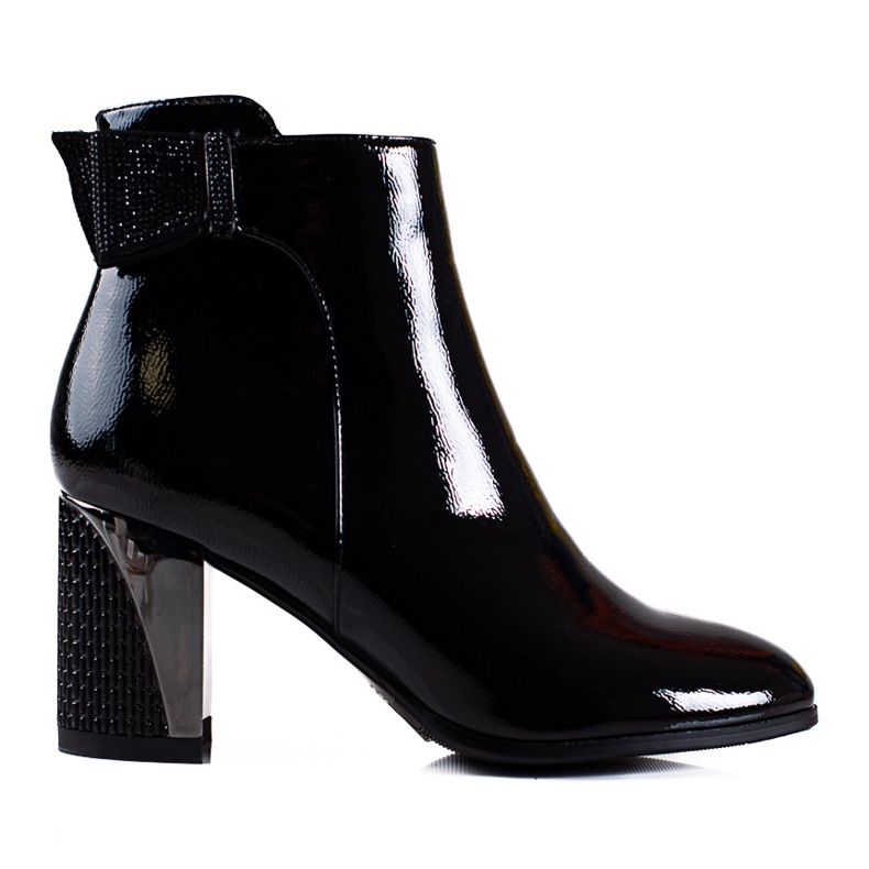 Botas Shelovet de mujer elegante en un poste negro decorativo