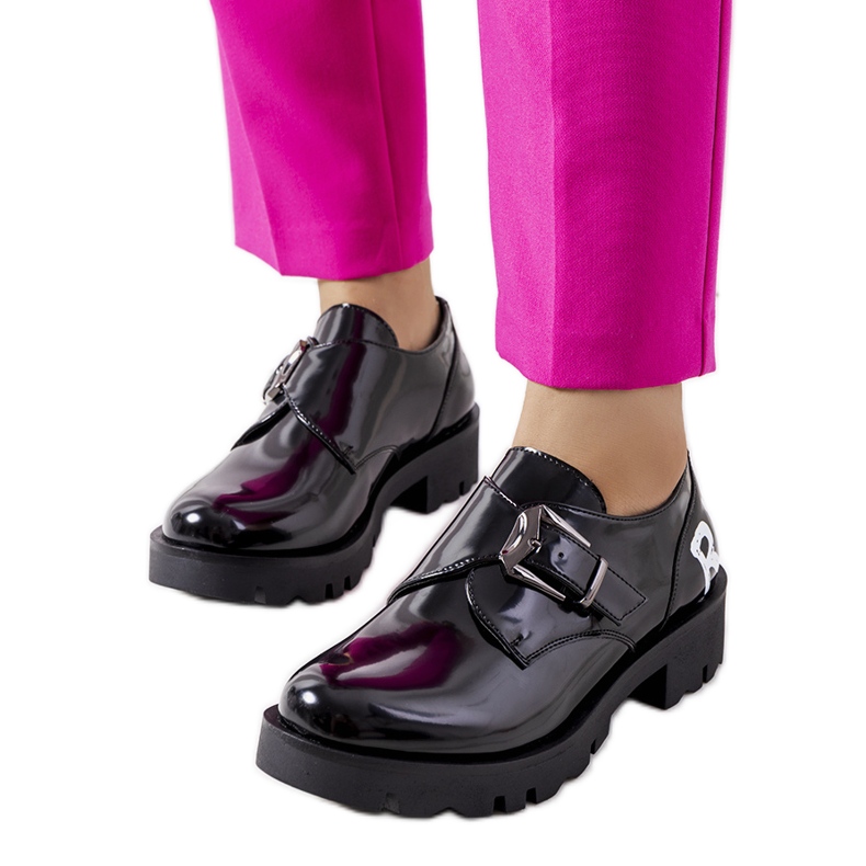 Zapatos con lentes negros