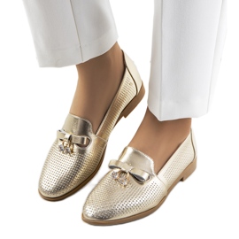 Mocasines calados dorados elaborados en piel curi natural