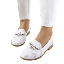 Mocasín blanco calado elaborado en piel natural Curi