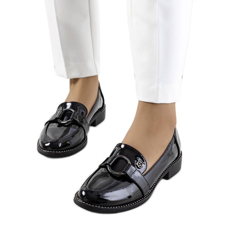 Zapatos lacados en negro de Aveni