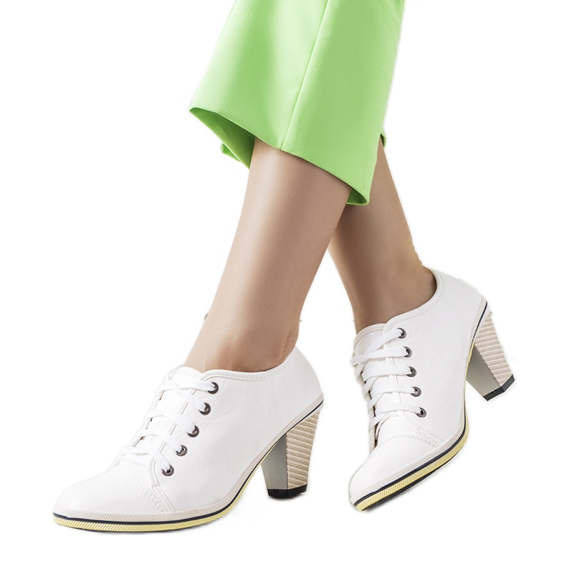 Zapatos brogue blancos en el puesto de Belisle