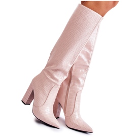 Botas de constancia beige de moda en una barra