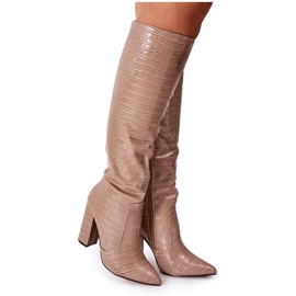 Botas de constancia beige oscuro de moda en una barra