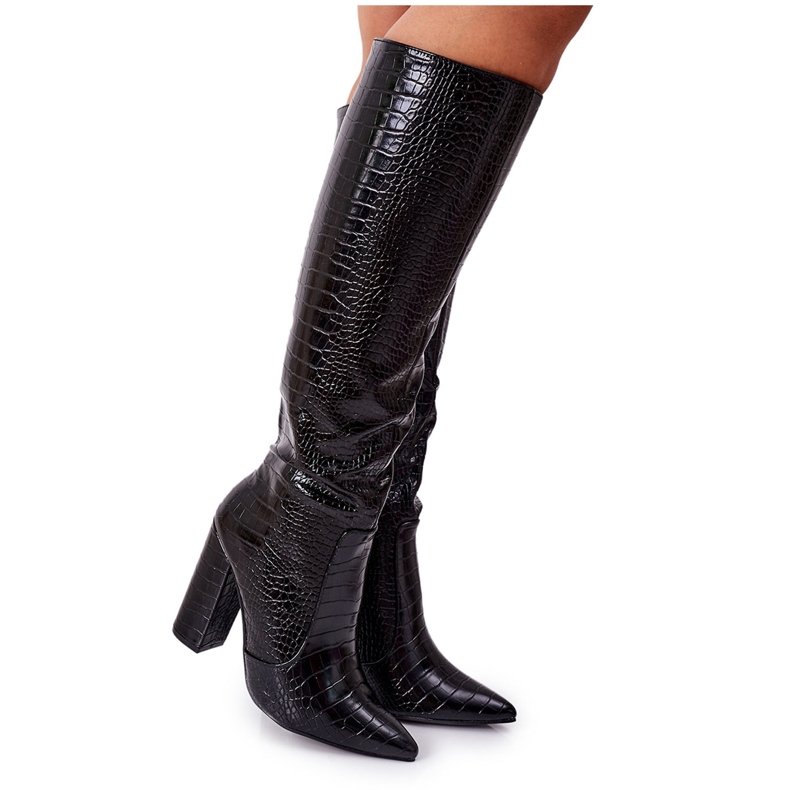 Botas de constancia negras de moda en una barra negro