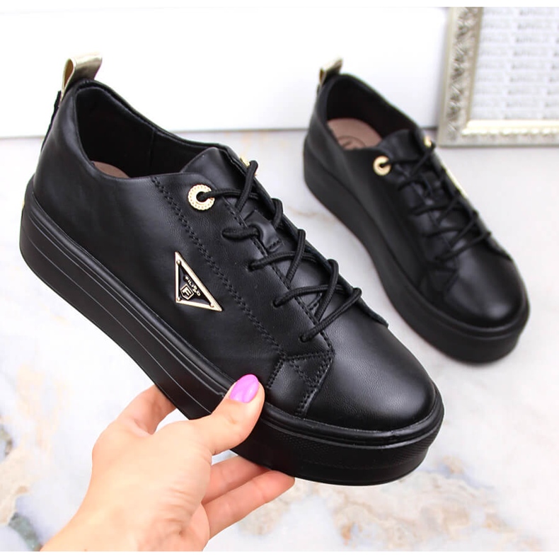 Zapatos de mujer de cuero en la plataforma Filippo negra. negro