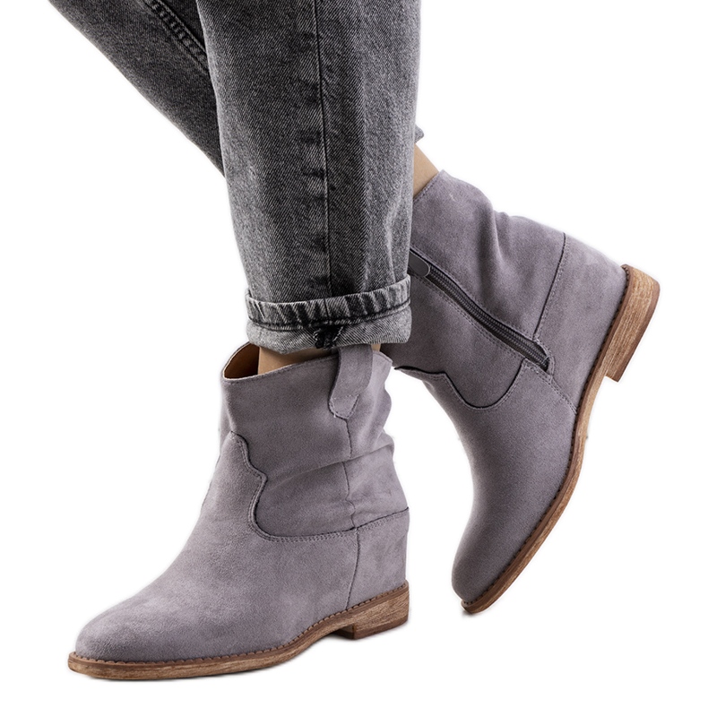 Botas grises en un tacón de cuña Hunjet para interiores