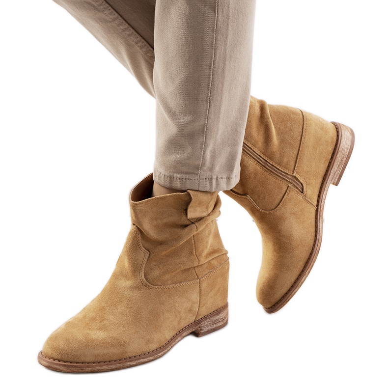Botas de color beige oscuro en un tacón de cuña Hunjet interior
