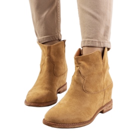 Botines beige oscuro con cuña forrada de Zoki