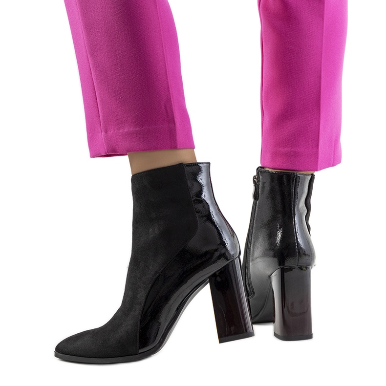 Botas negras en el puesto de Leonar negro