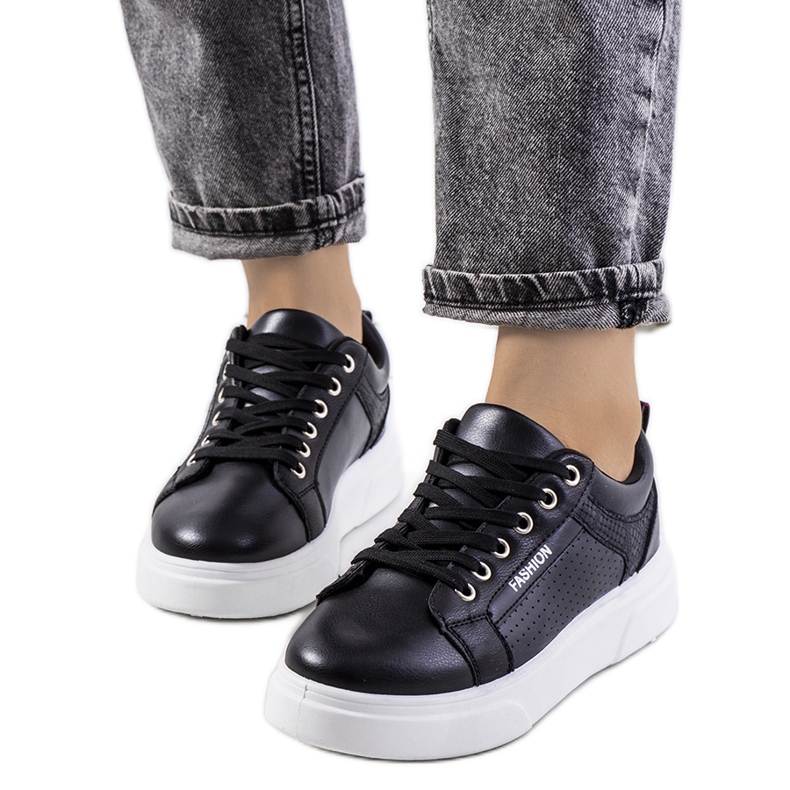 Zapatillas negras sobre una gruesa suela de Luisiana negro