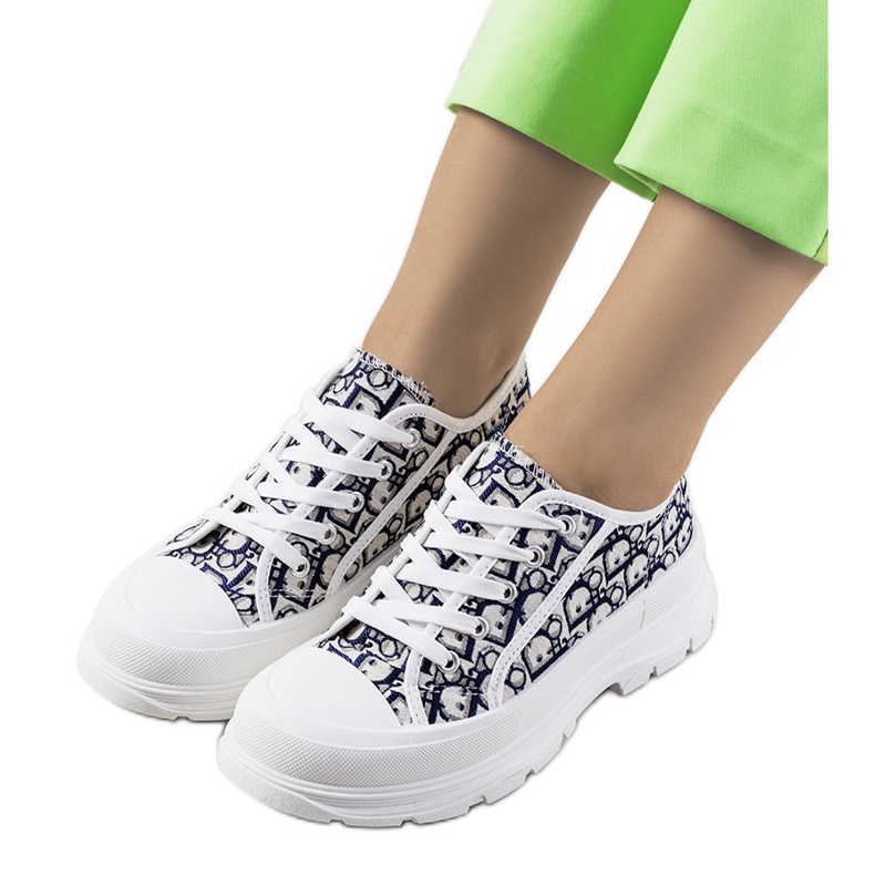 Zapatillas blancas en la plataforma Valida blanco
